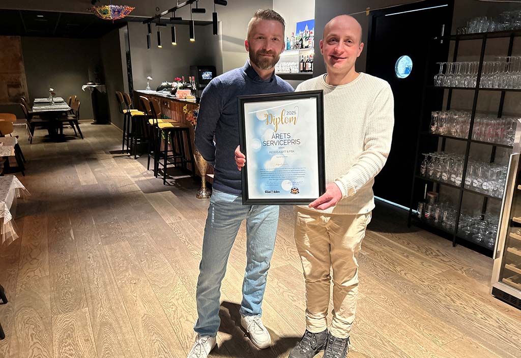 Årets servicepris 2026 Kongsvinger. Peders Kjøtt & Fisk. Nicolay Paulsen og Stian Bergerud holder beviset.